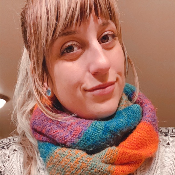 Meet your Posher, Nessa🐝 - Picture 3 of 3